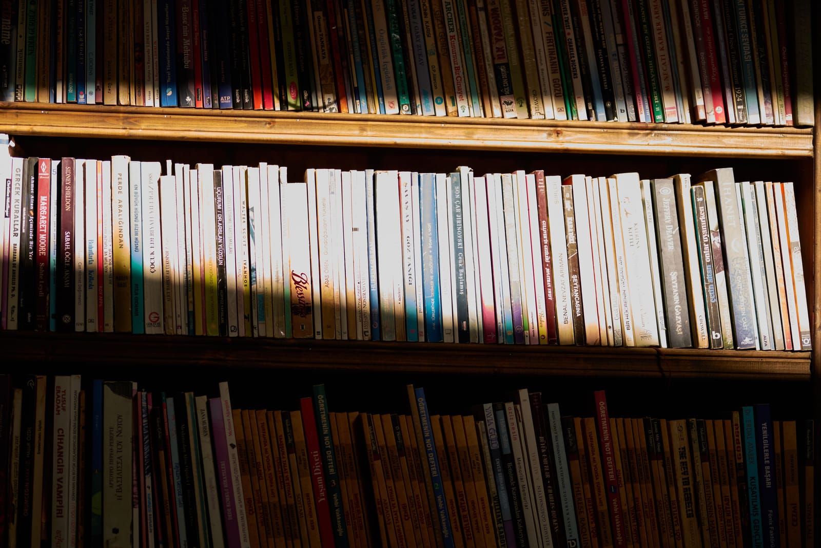 書棚が並ぶ図書館