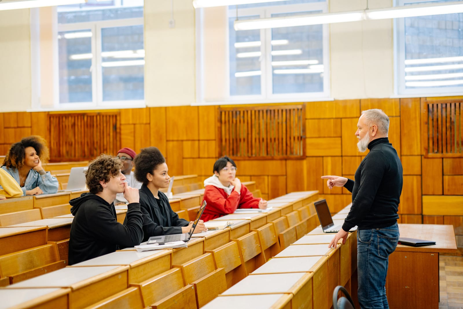 講義室で議論する学生たち