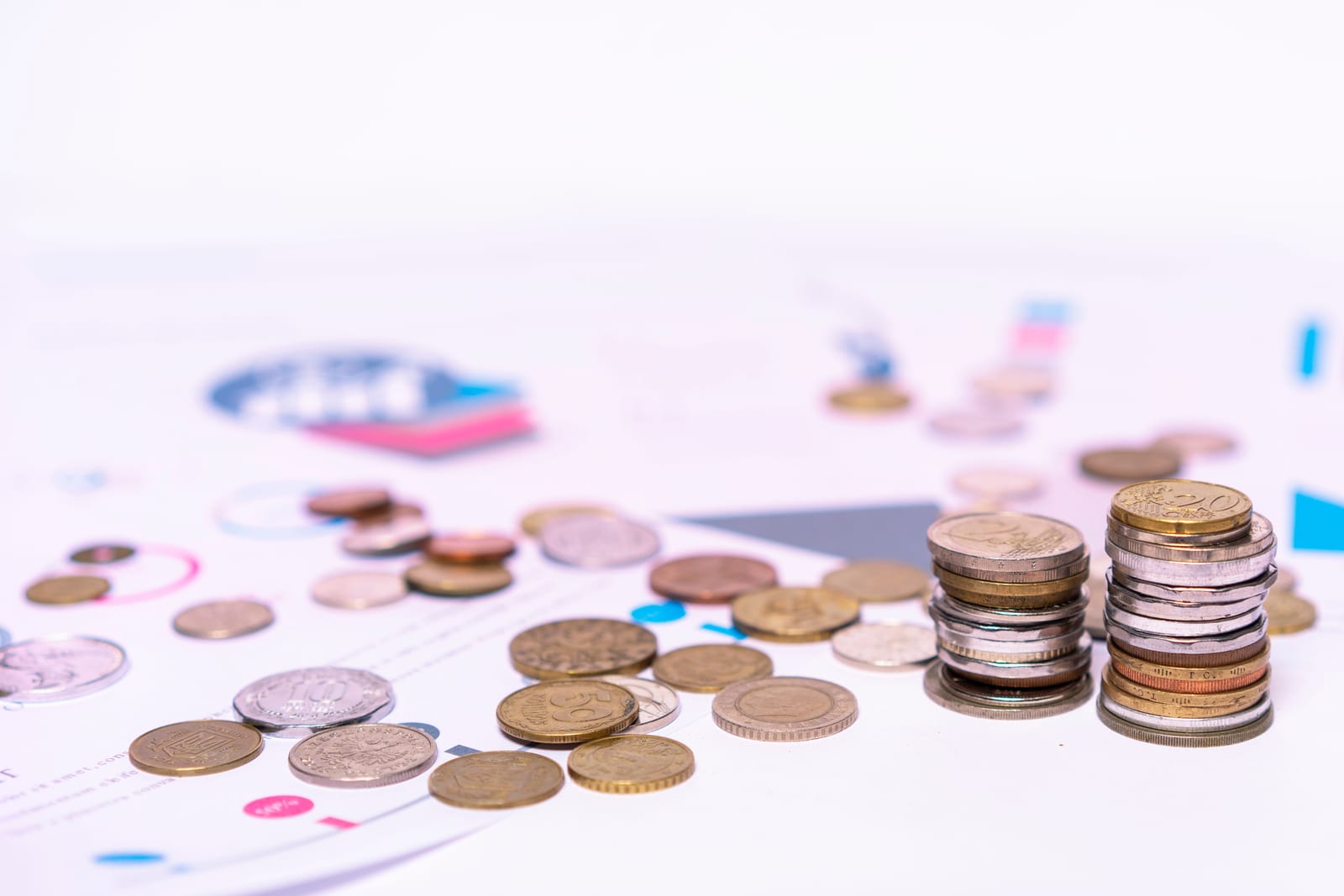 硬貨と財務書類が積まれた机の上