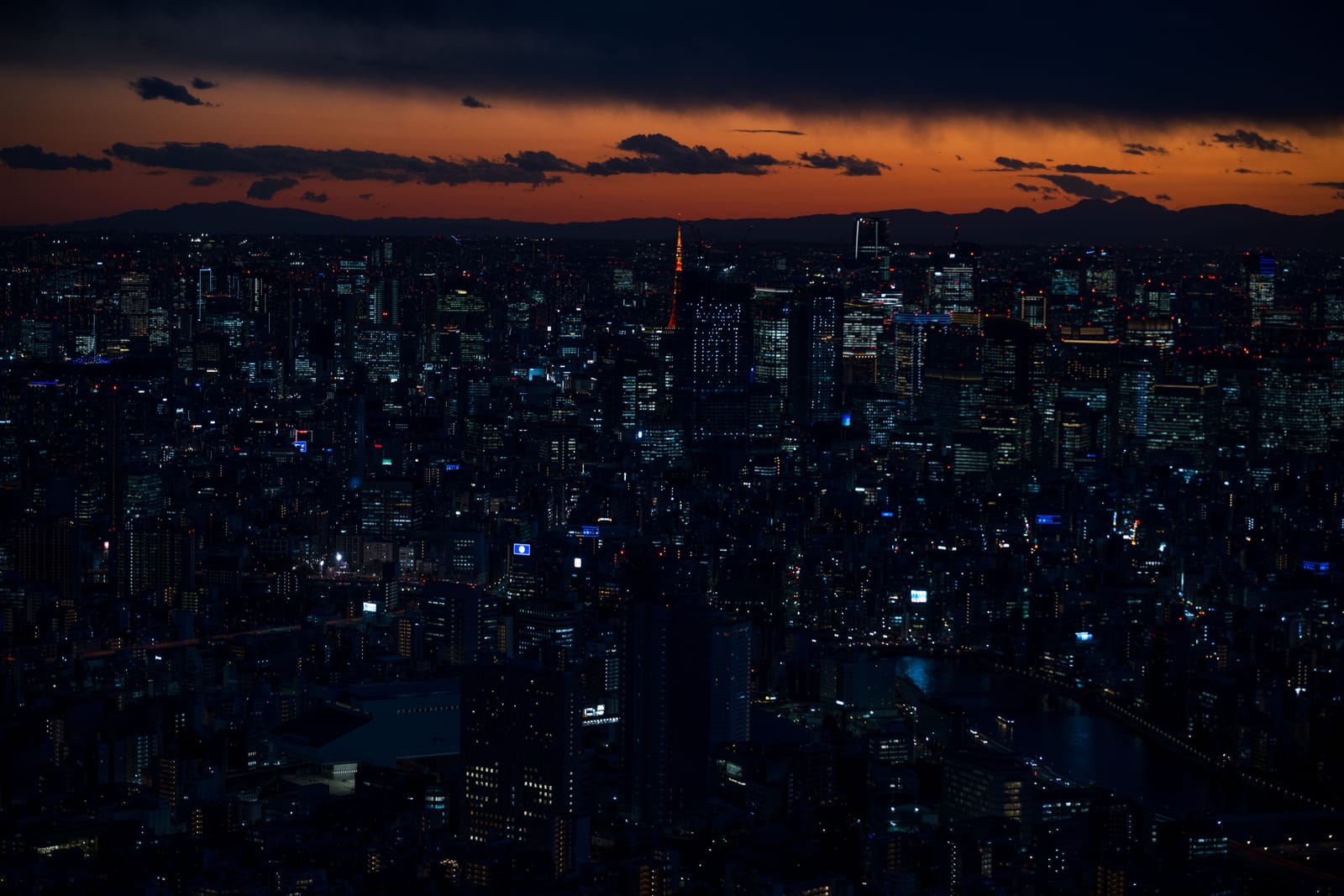 街並みを見渡す夕景
