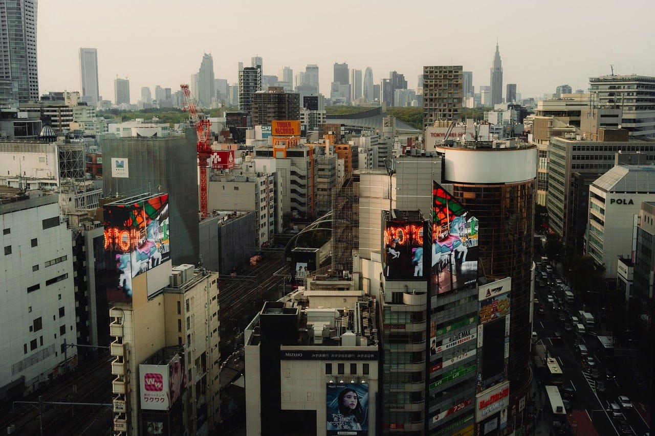 都市のビル群を見上げた風景