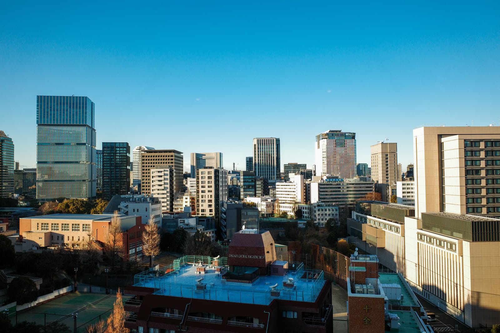 東京のオフィス街の高層ビル