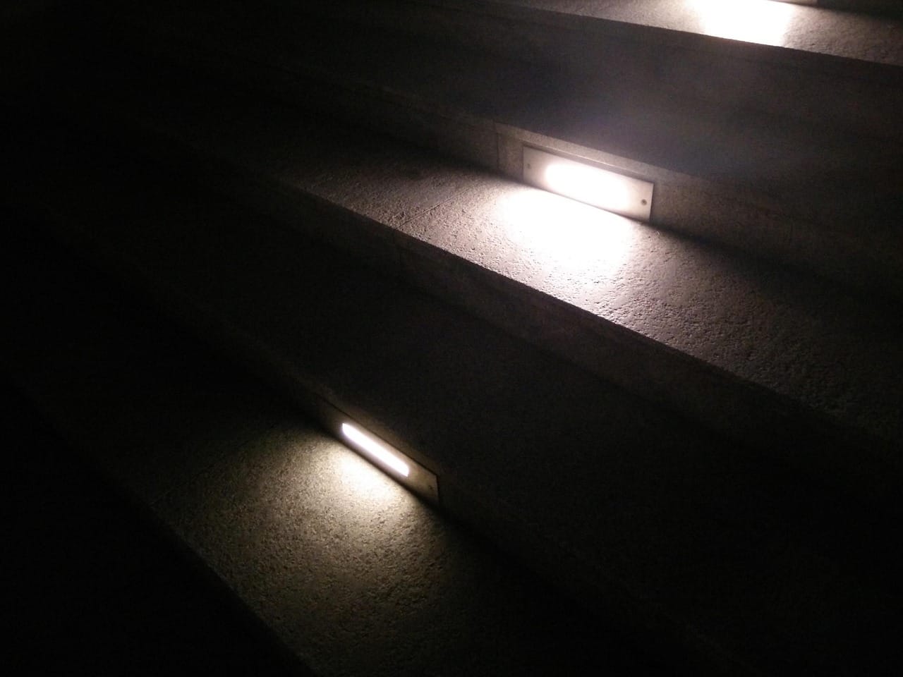 階段を上る先に光が差す通路