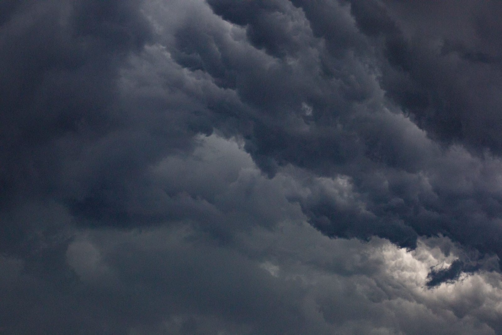 厚い雲に覆われた空