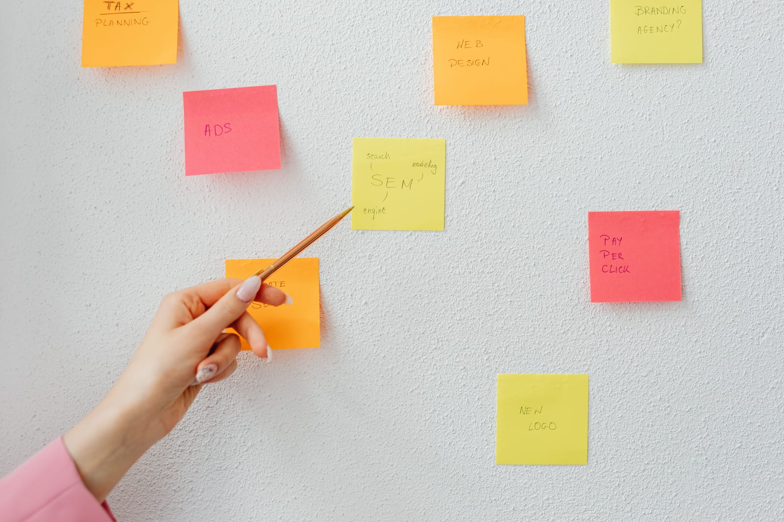 付箋を指し示す手元のクローズアップ