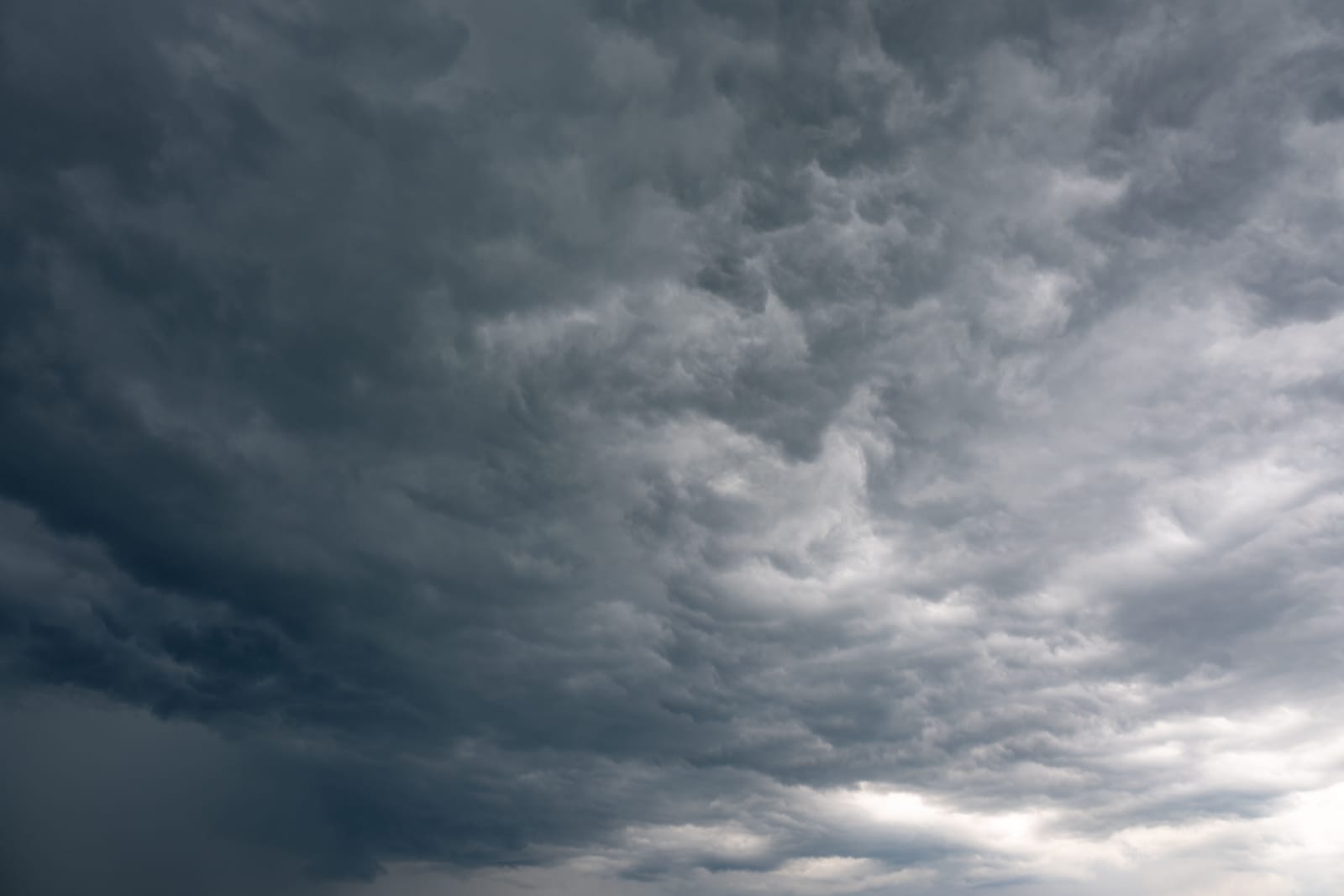 暗い雲が垂れ込める空